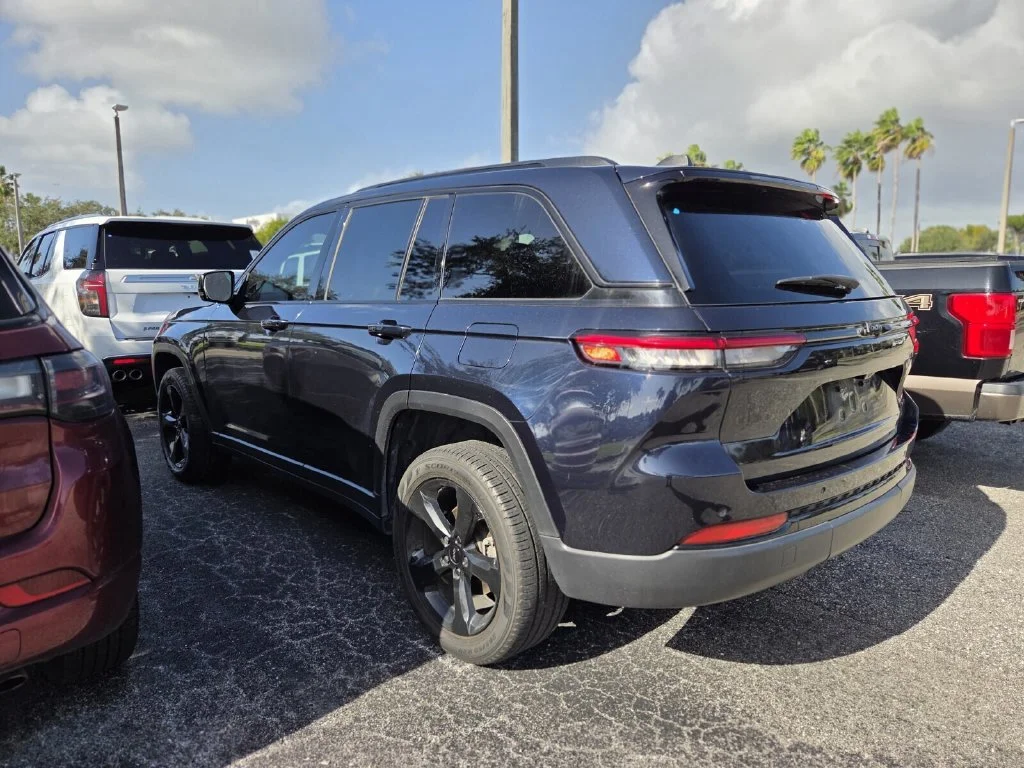 Used 2024 Midnight Sky Jeep Limited image 4