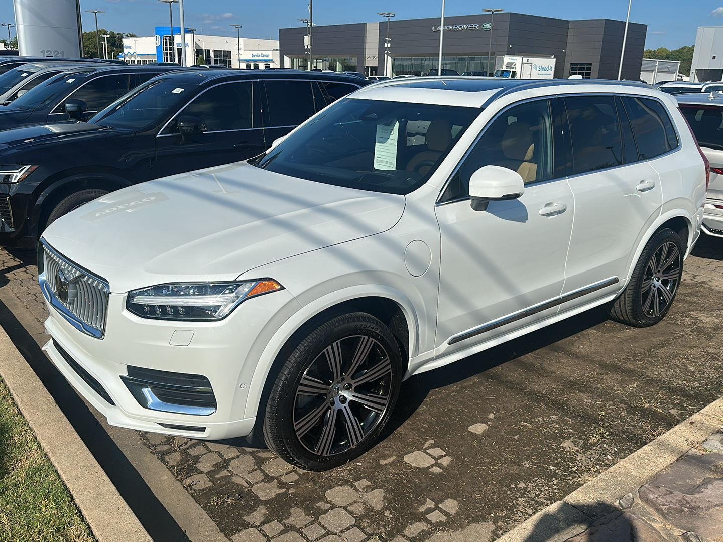 Used 2025 Crystal White Metallic Volvo Ultra image 1