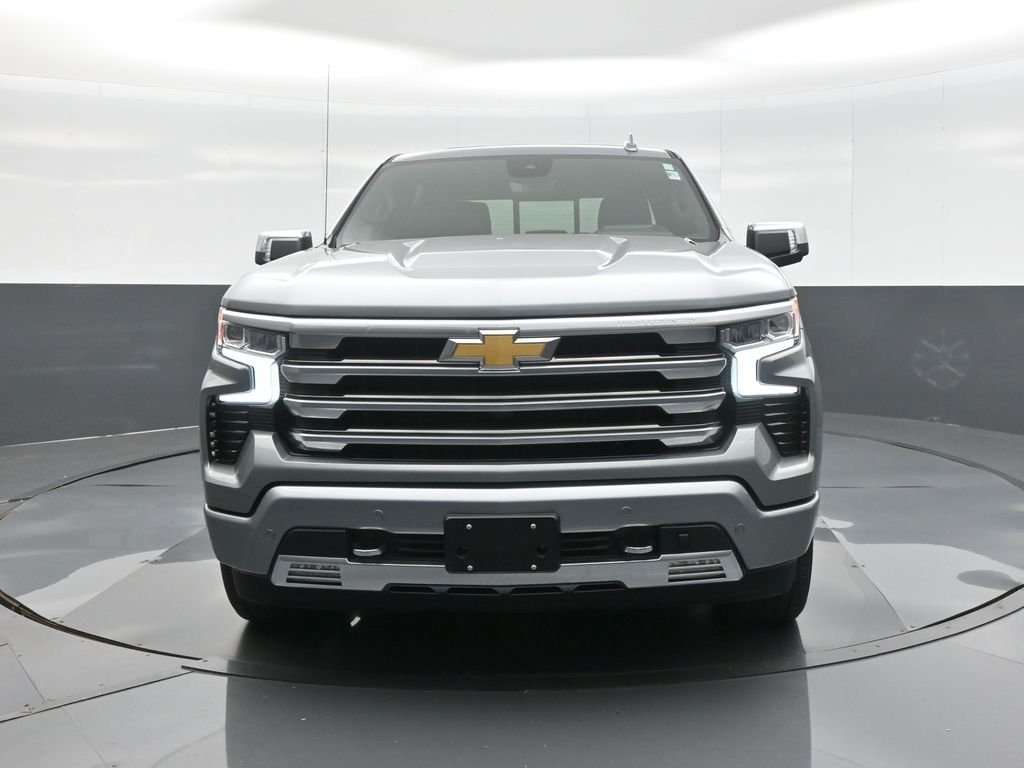 Used 2025 Gray Chevrolet High Country image 2