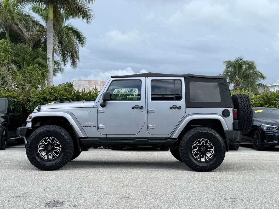 Used 2013  Jeep Sahara image 1