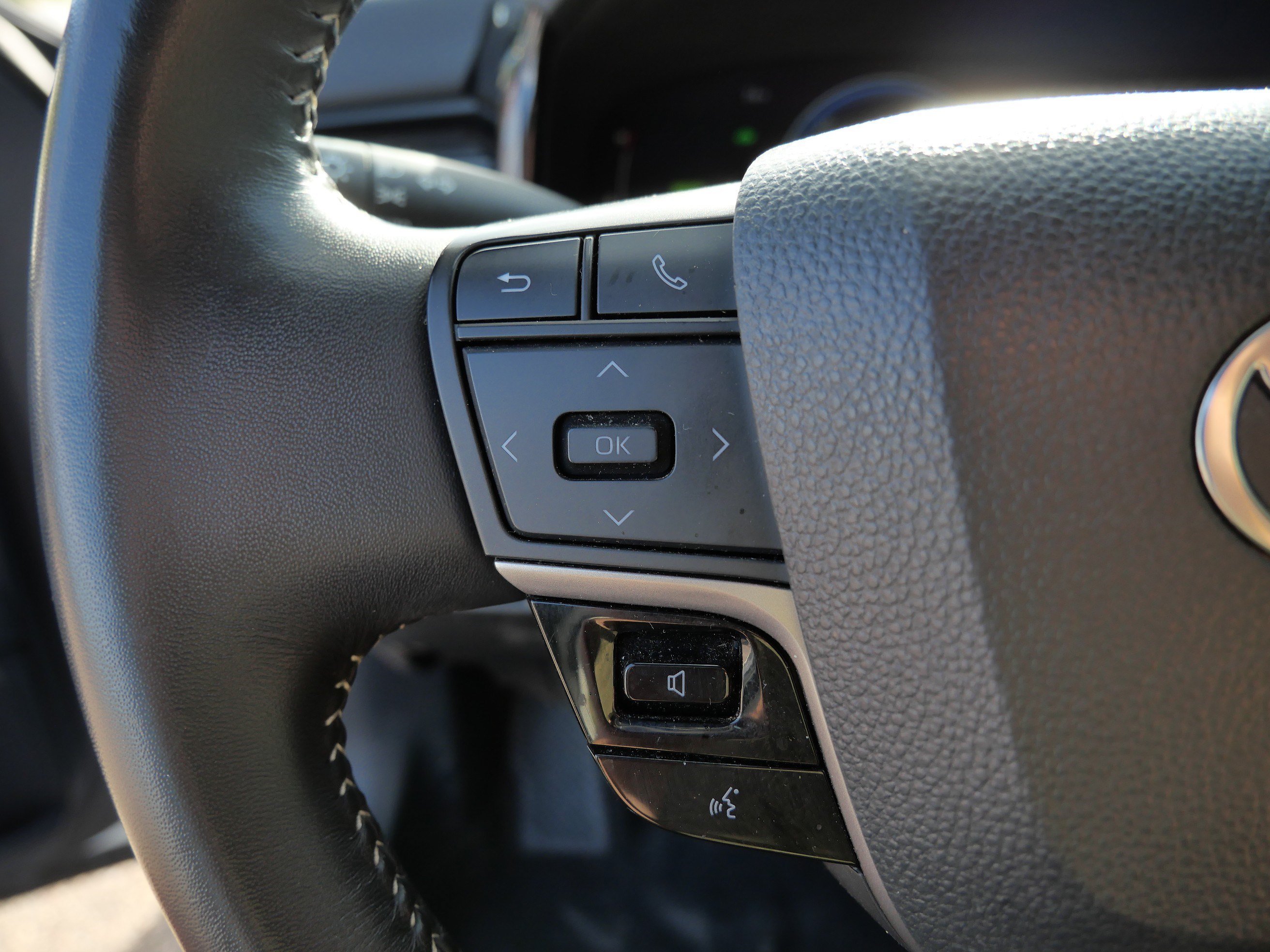 Used 2025 Ice Cap Toyota SE image 28