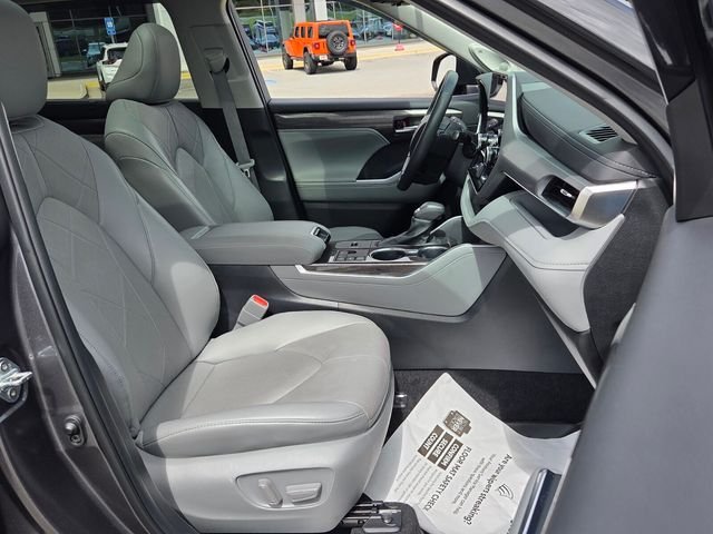 Used 2023 Gray Toyota Platinum image 16