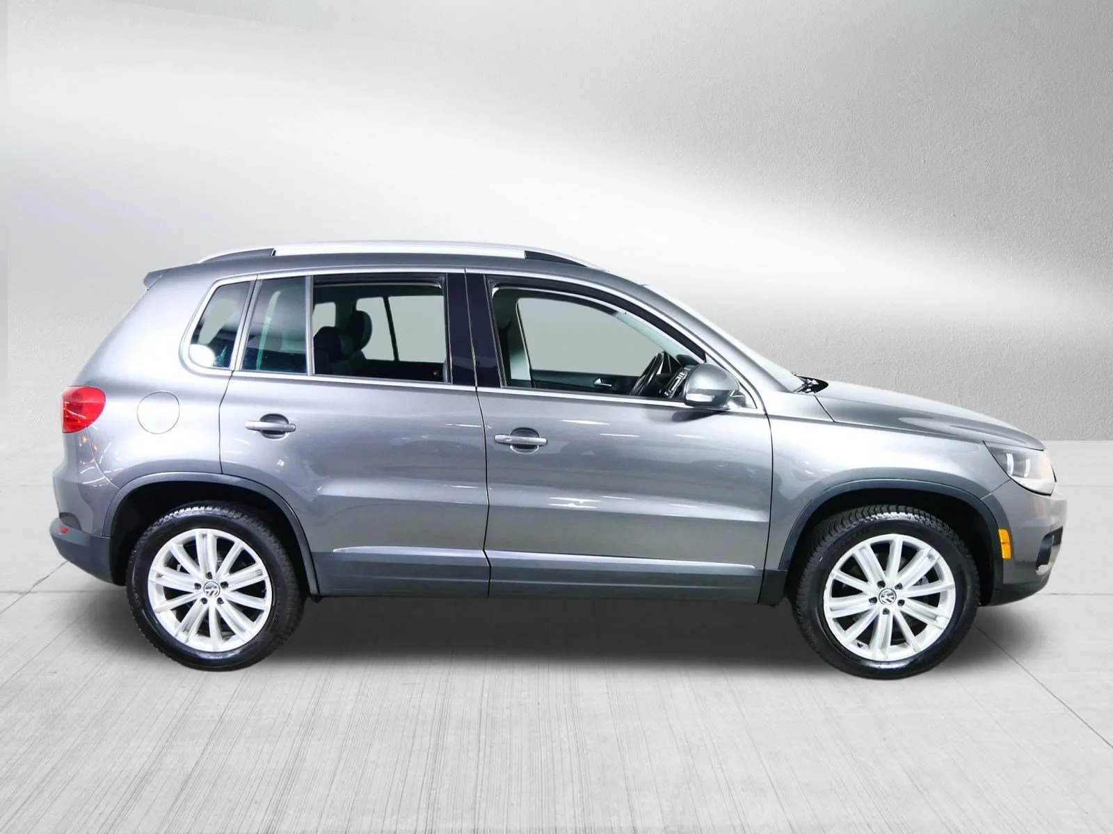 Used 2014 Pepper Gray Metallic Volkswagen SE image 8