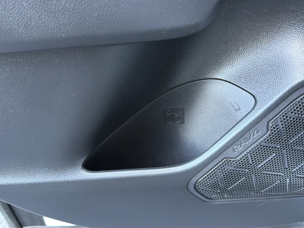 Used 2022 White Toyota XLE image 28