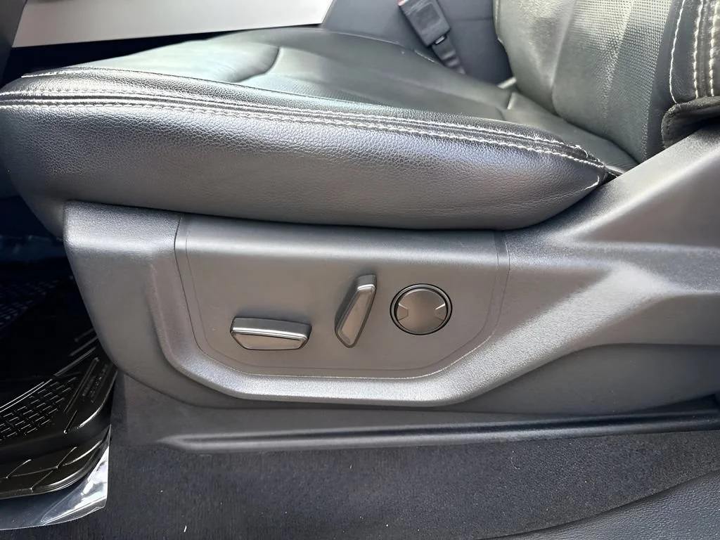 Used 2022  Ford XL image 10