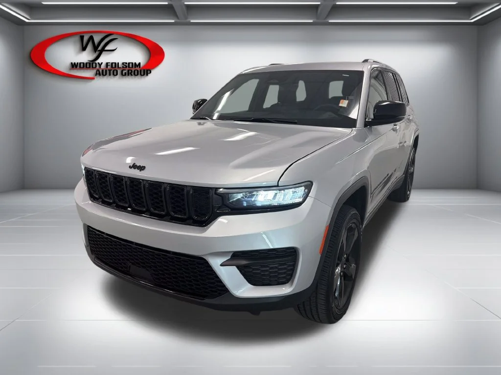 Used 2025 Silver Jeep Altitude image 3