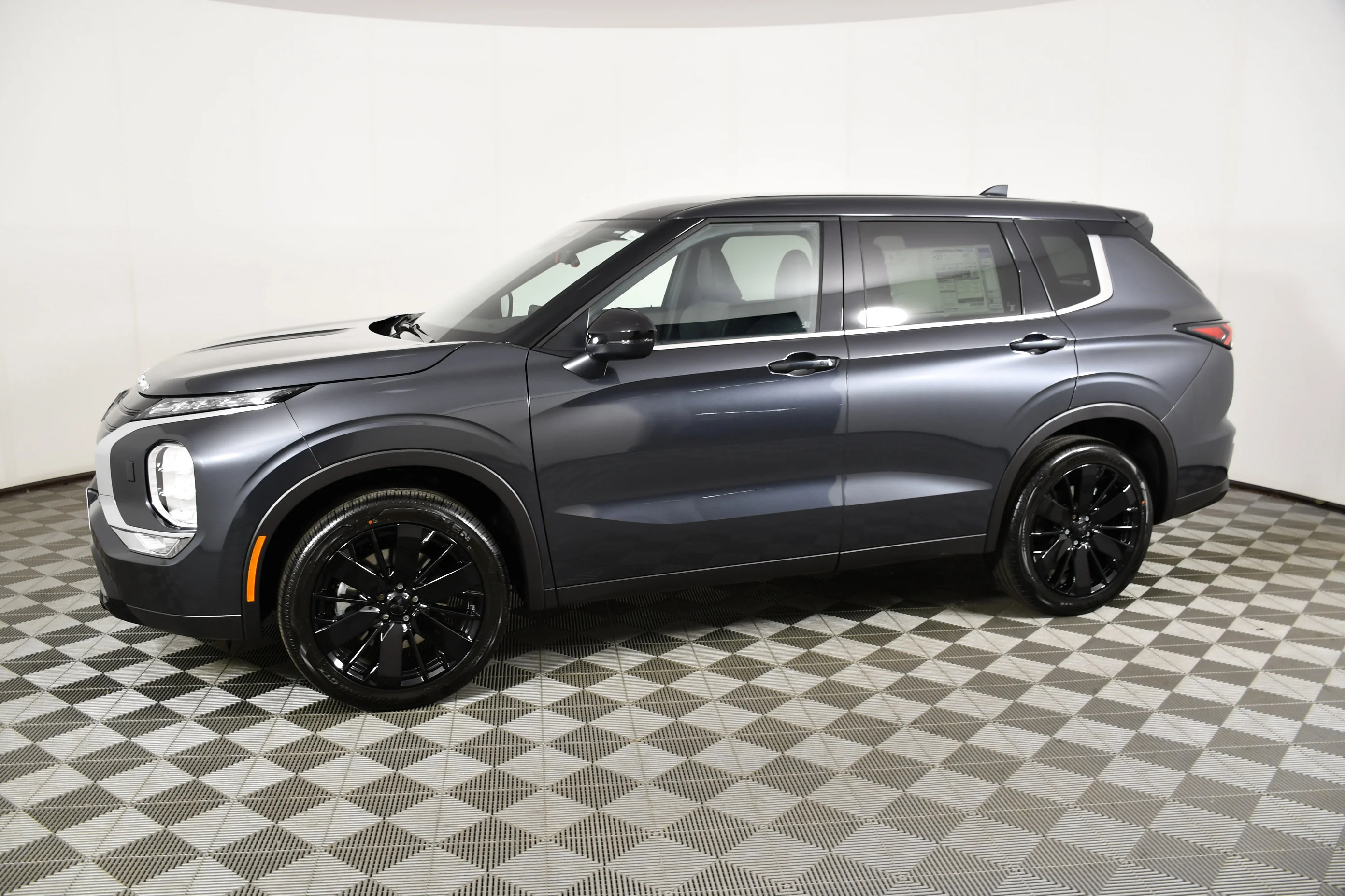 New 2026 Graphite Gray Mitsubishi LE image 9