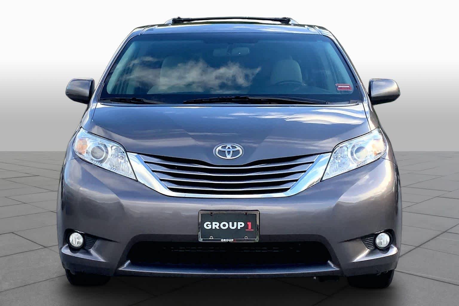 Used 2017 Predawn Gray Mica Toyota XLE Premium image 4