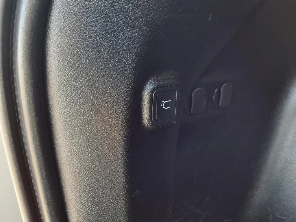 Used 2019 Silver Jeep Trailhawk image 27
