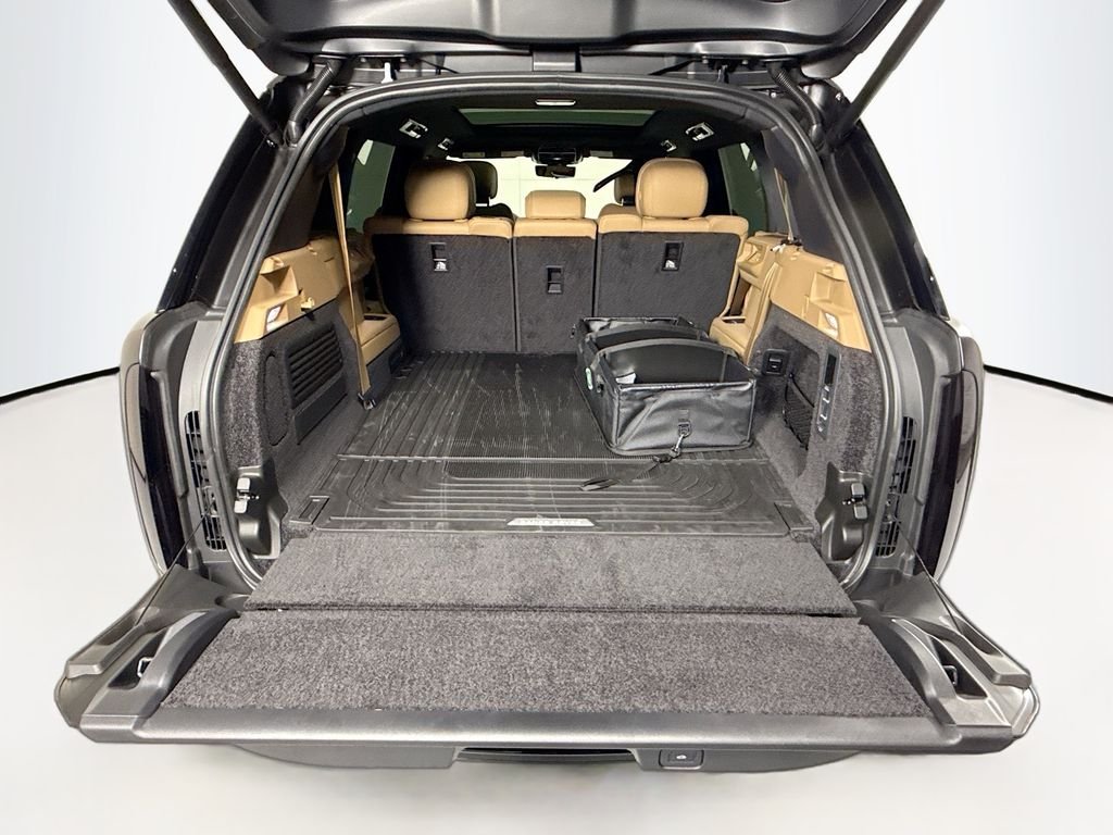 New 2026 Obsidian Black Satin Land Rover SE image 29