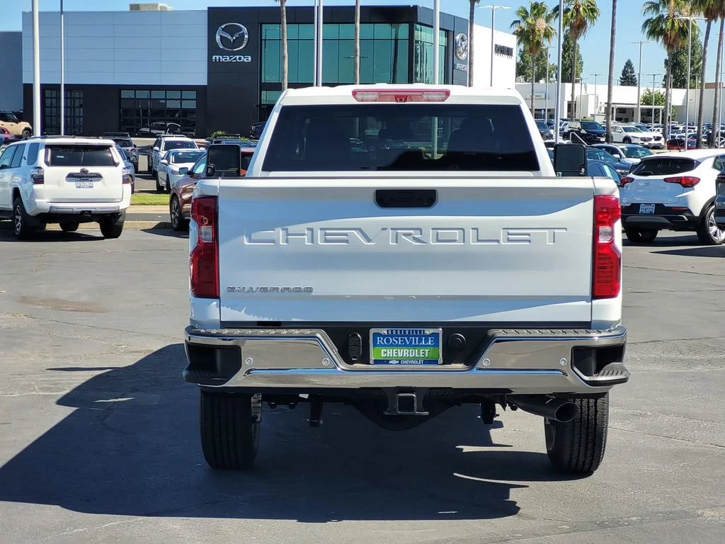 New 2026 Summit White Chevrolet WT image 5