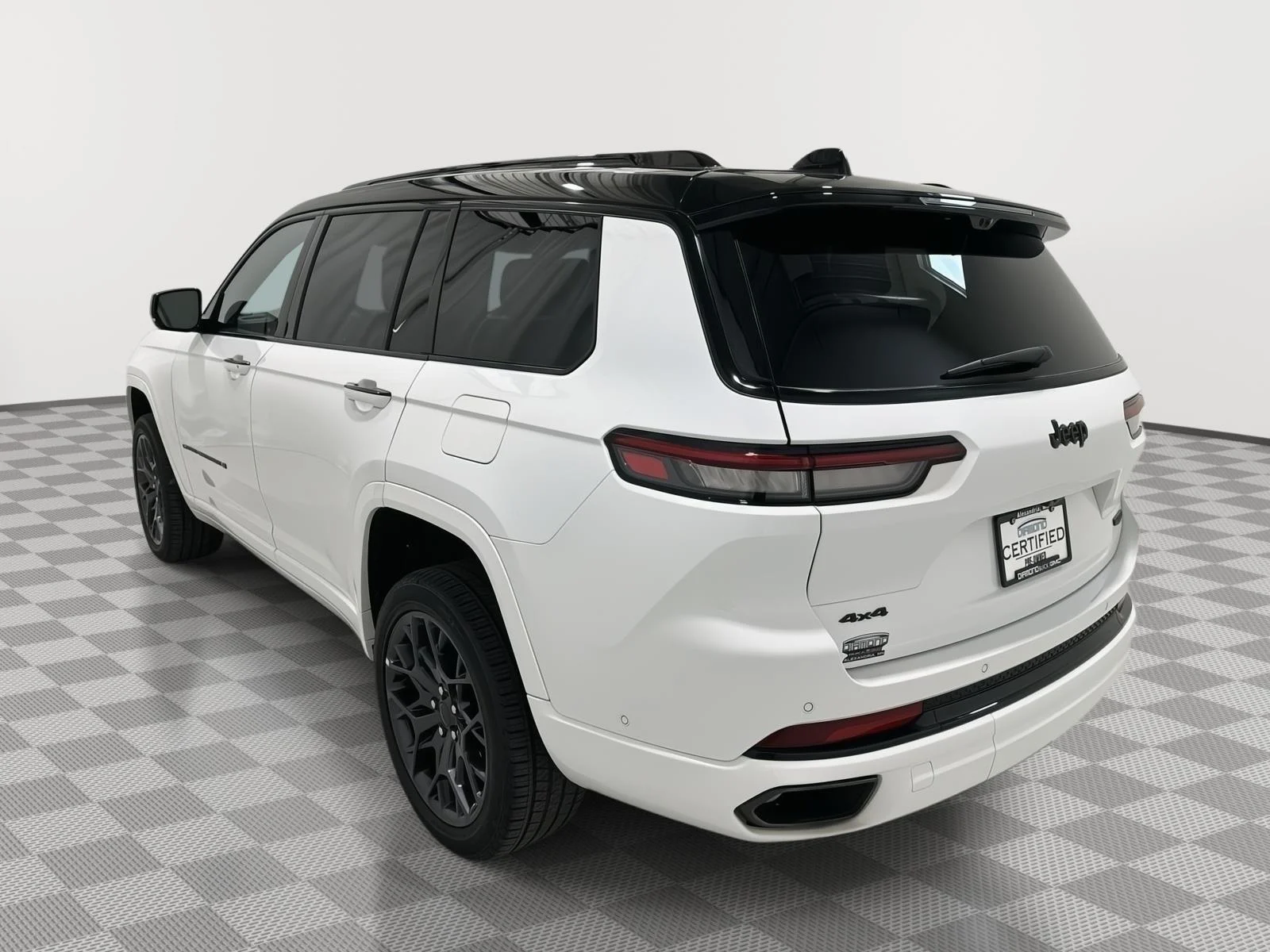 Used 2025 White Jeep Summit image 3