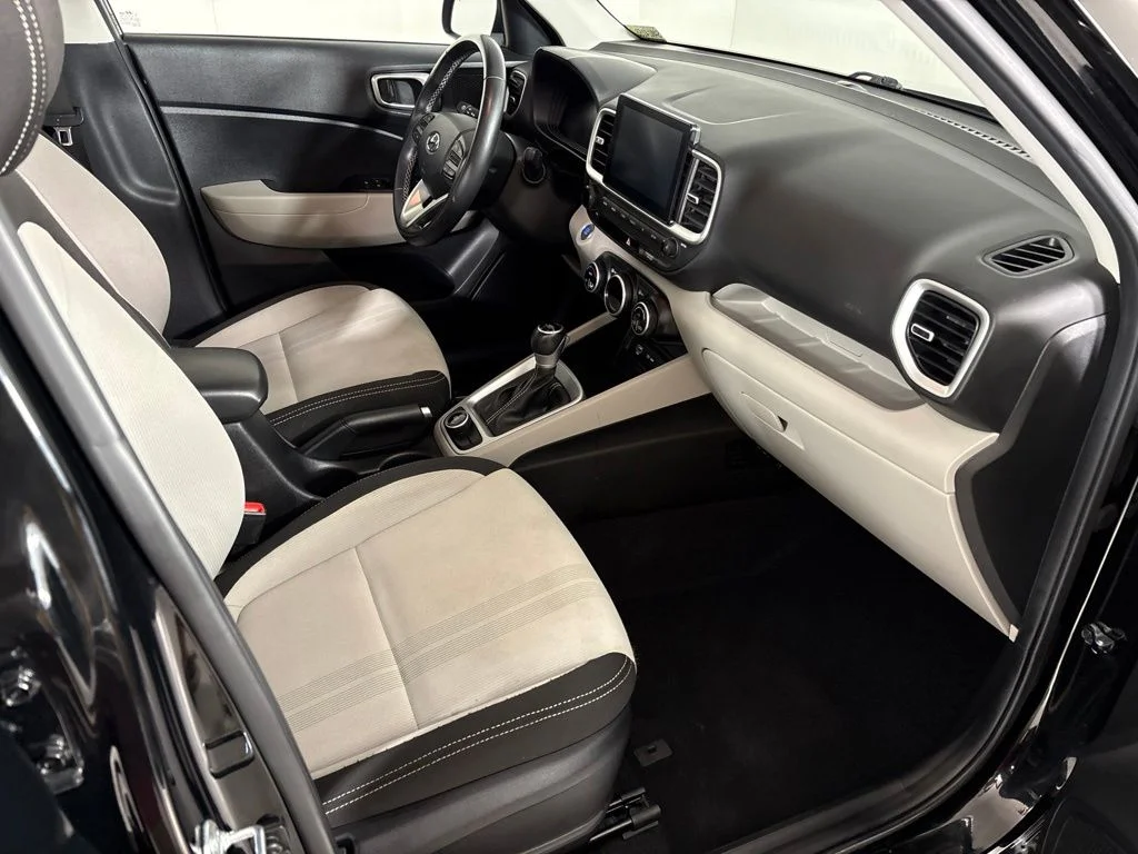 Used 2025 Black Hyundai SEL image 17