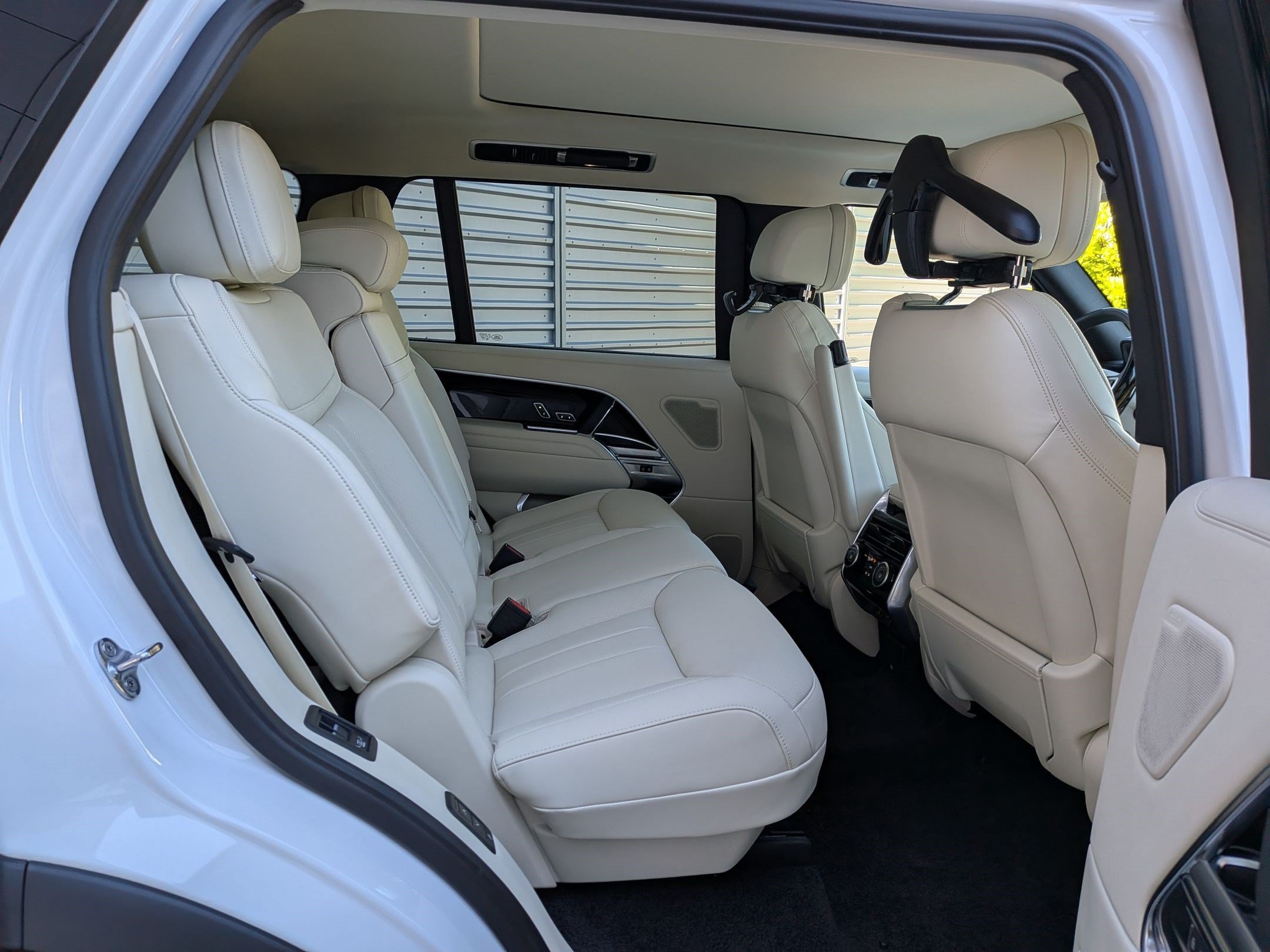 New 2026 Ostuni Pearl White Land Rover P530 SE 7 Seat image 28