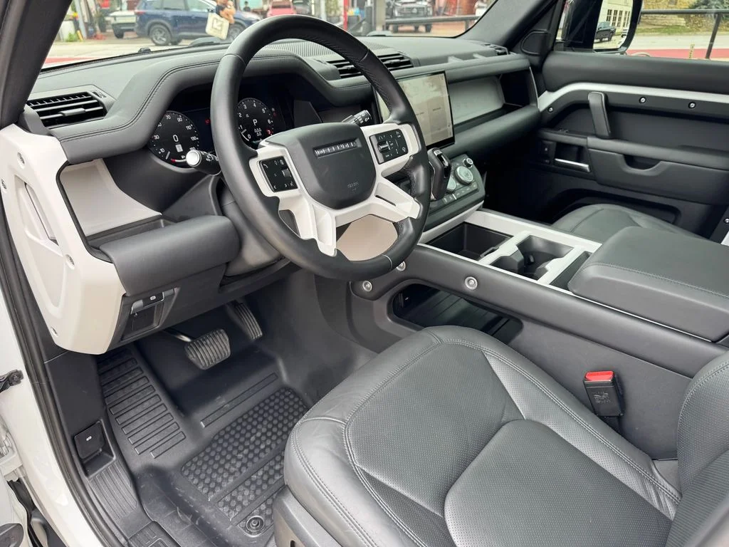 Certified Used 2025 White Land Rover X-Dynamic SE image 12