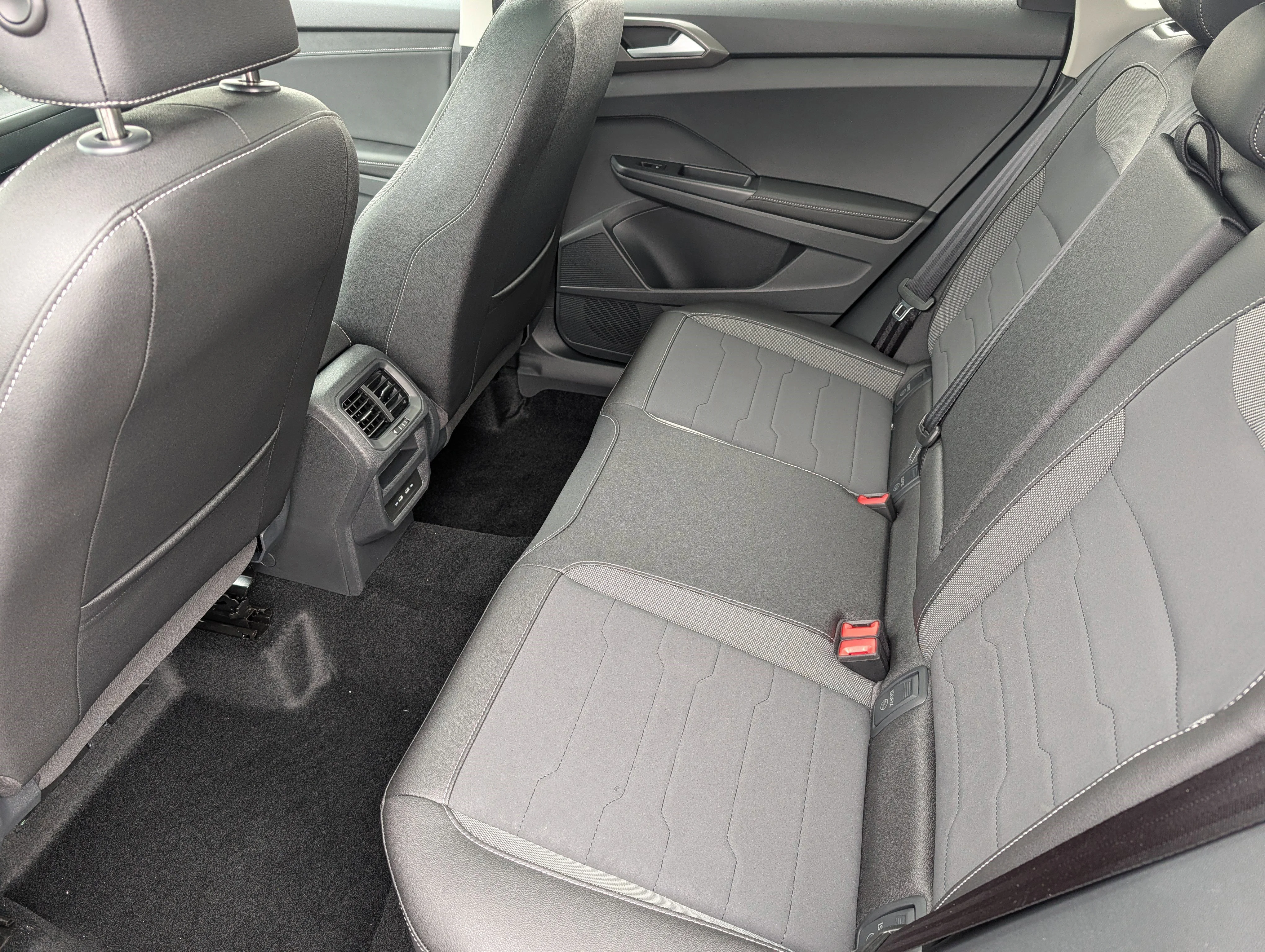 New 2026 Pure White w/Deep Black Roof Volkswagen SE Black image 8