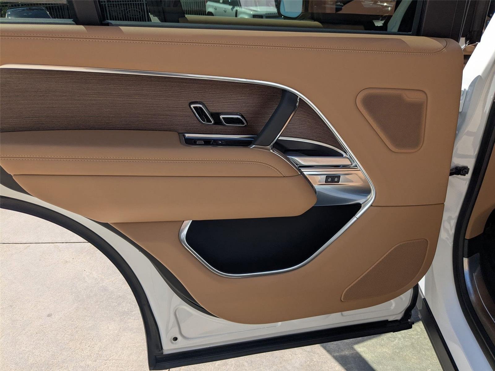 New 2026 Fuji White Land Rover SE image 23