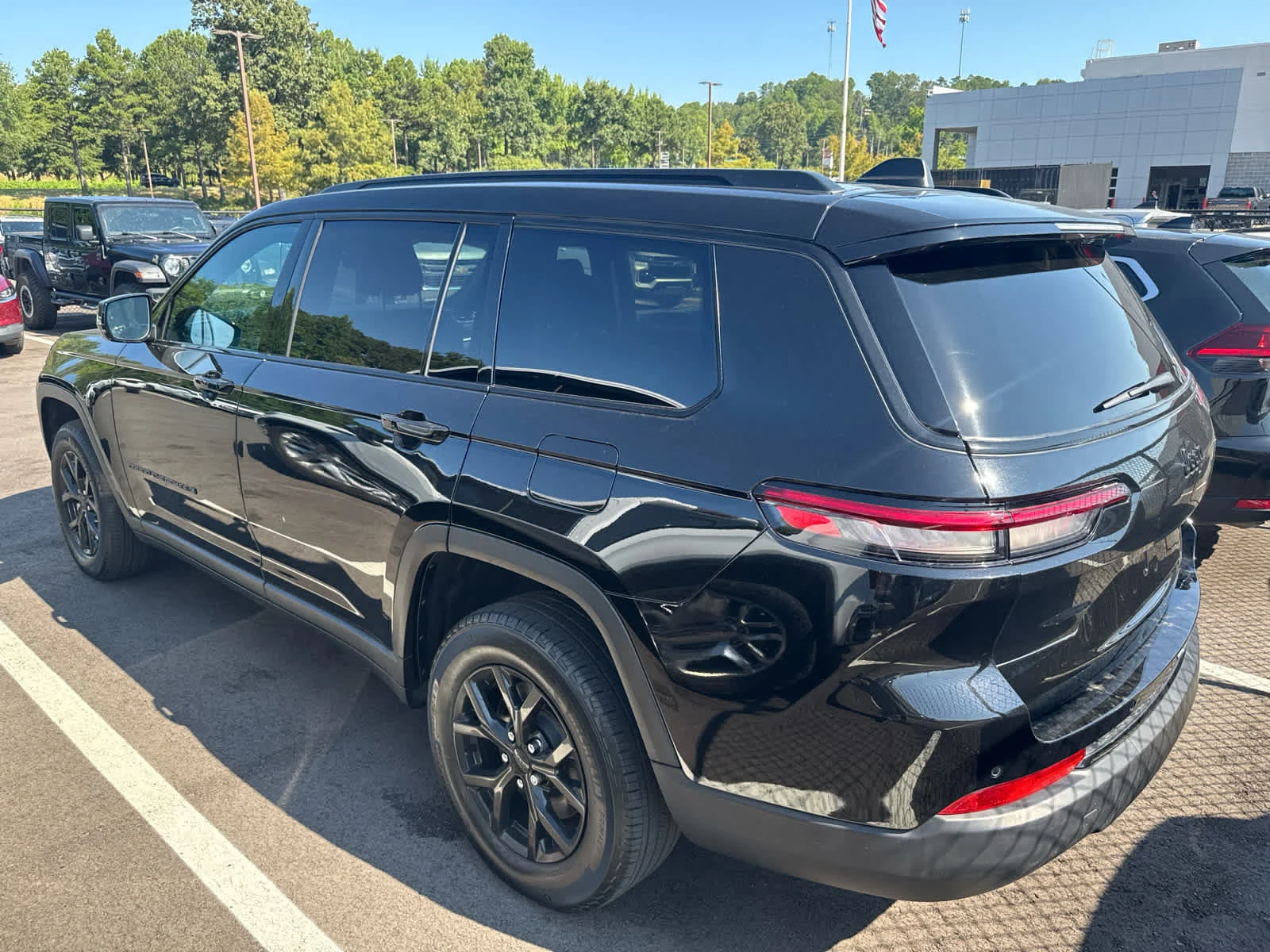 Used 2025 Diamond Black Crystal Pearlcoat Jeep Altitude image 3