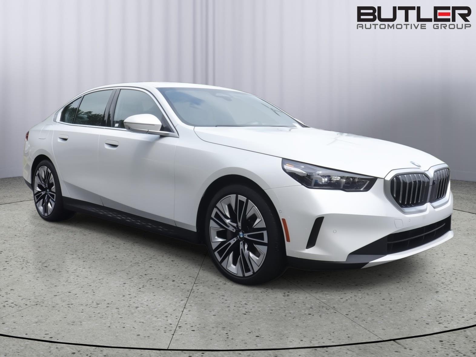 Used 2026 Alpine White BMW 530i image 4