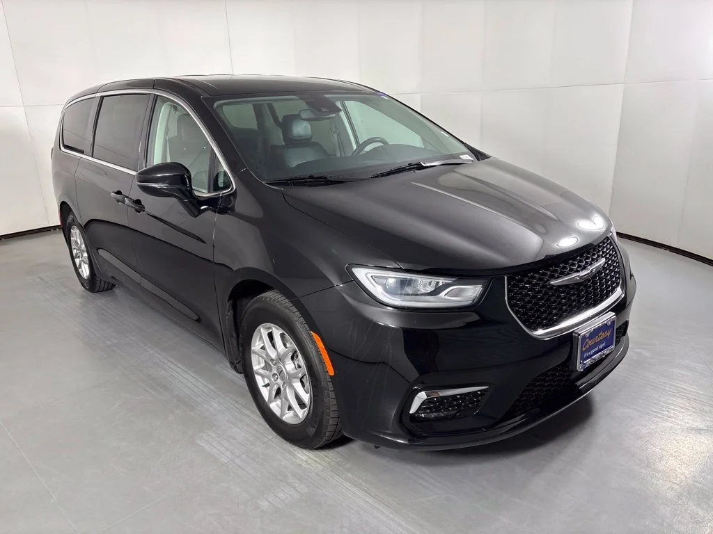 Used 2024 Black Chrysler Touring L image 2