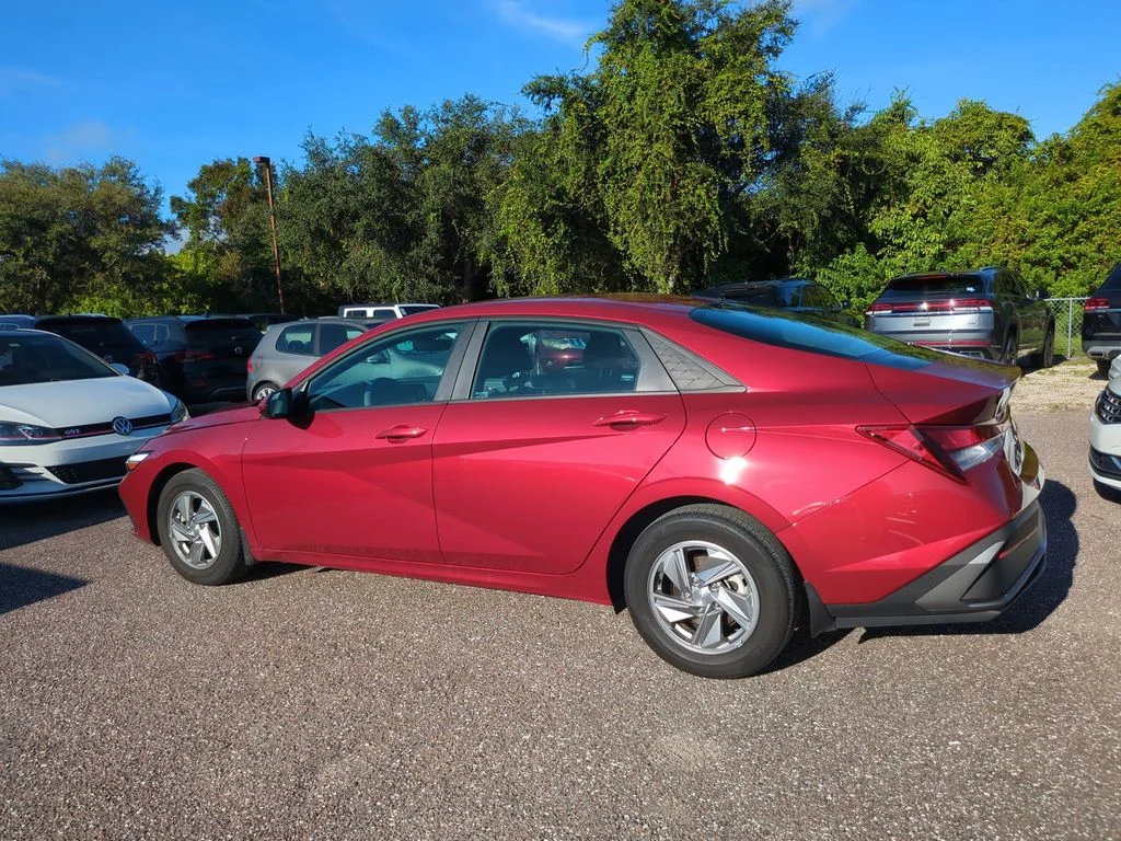 Used 2024 Red Hyundai SE image 3