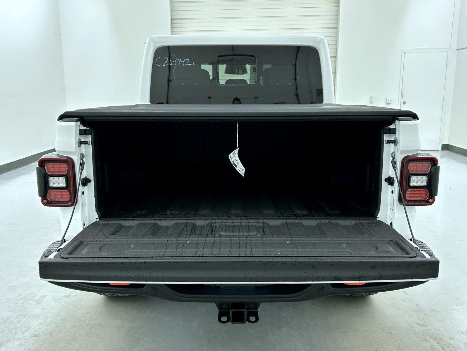 New 2026 Bright White Clear-Coat Exterior Paint Jeep Mojave X image 21