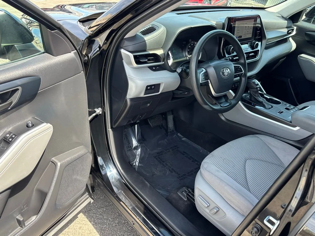 2023 Toyota Highlander L - Photo 8