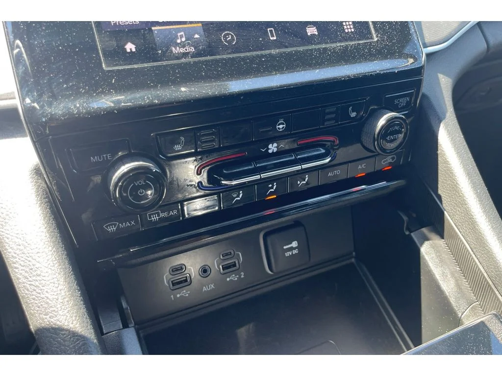 Used 2024 BRIGHT WHITE CLEARCOAT Jeep Laredo image 28
