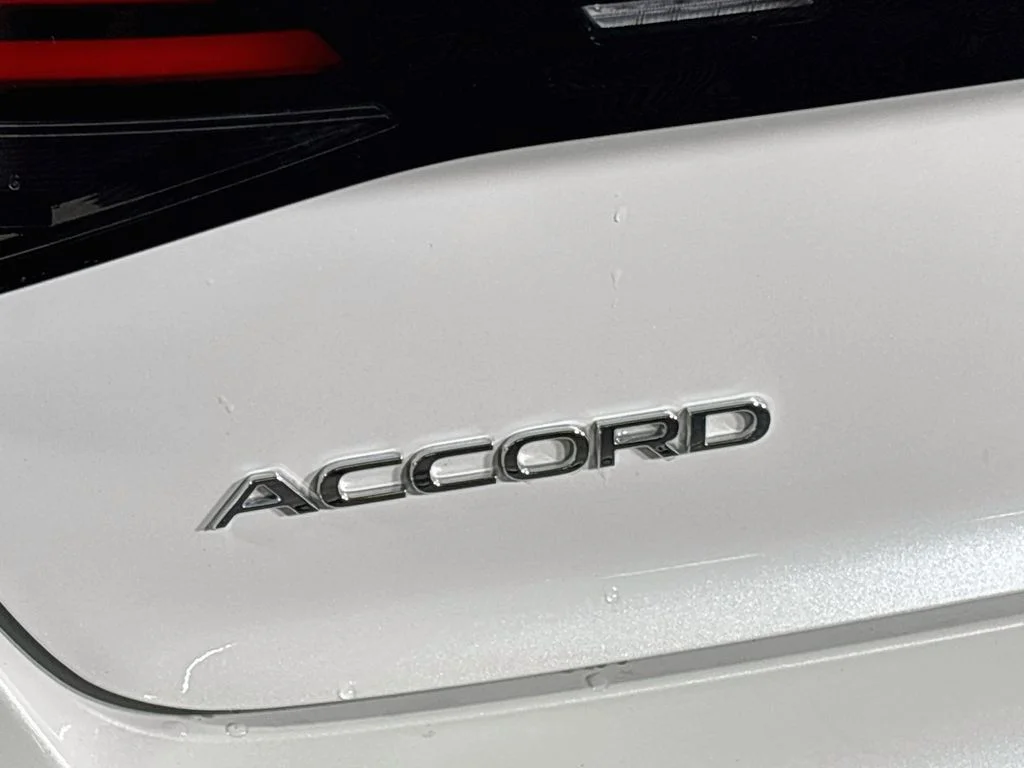 Used 2025 Platinum White Pearl Honda SE image 24
