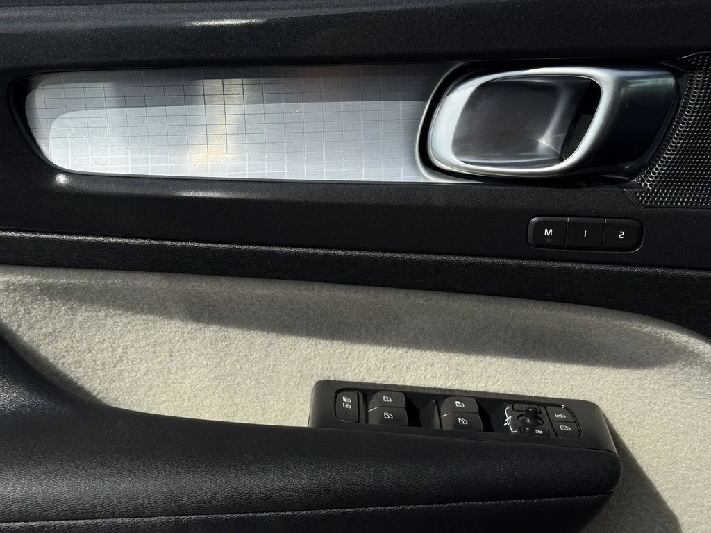 Used 2020 Black Volvo Momentum image 24