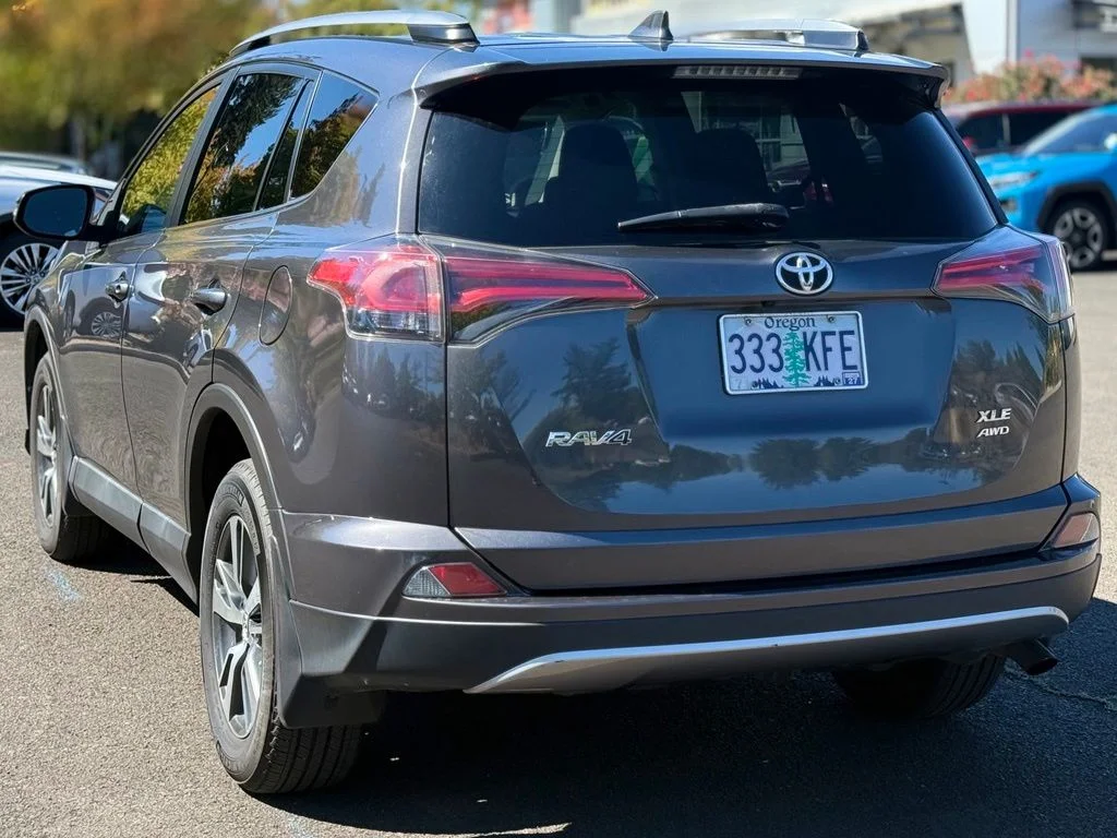 Used 2017 Gray Toyota XLE image 3
