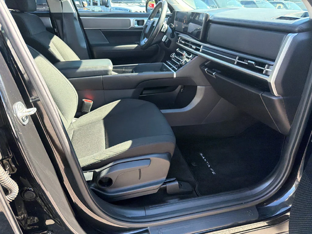 Used 2024 Black Hyundai SE image 13