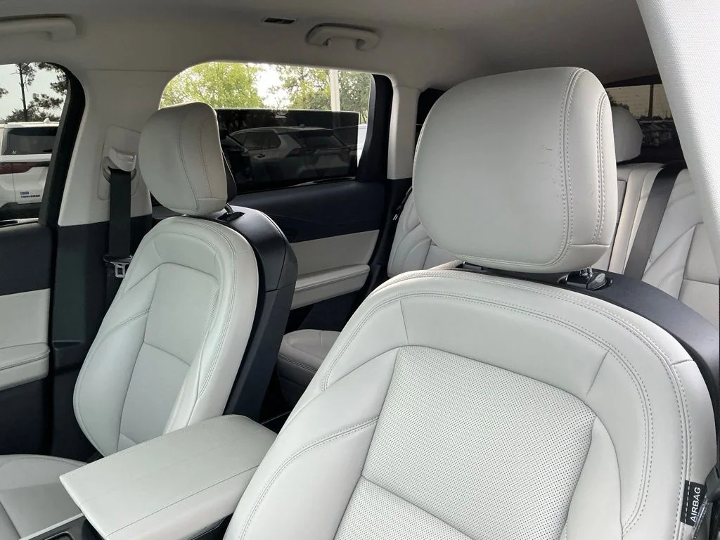 Used 2026 White Lincoln Premiere image 32