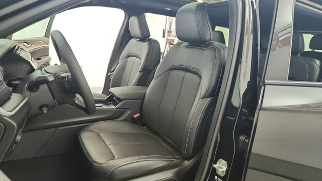 New 2026 Diamond Black Crystal Pearl-Coat Exterior Paint Jeep Limited image 18