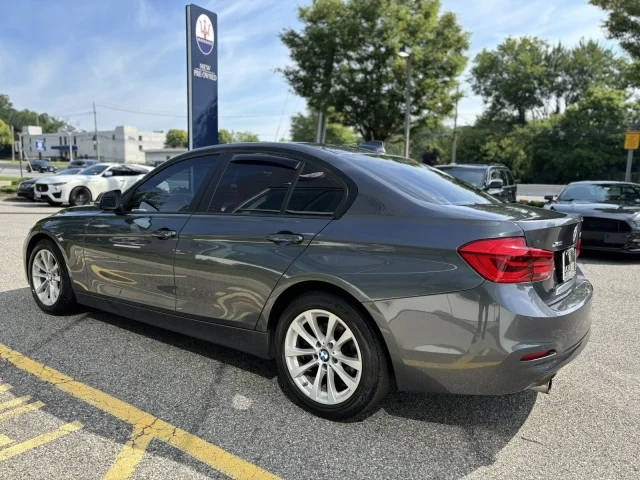 Used 2018 Mineral Gray Metallic BMW 320i xDrive image 5