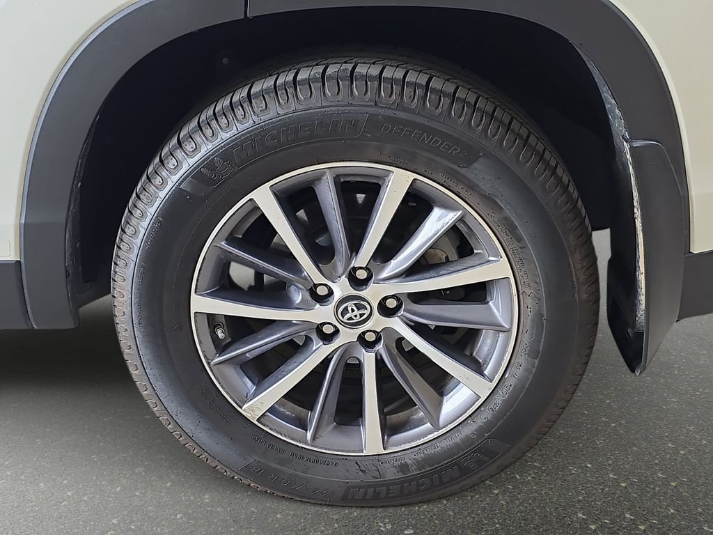 Used 2019 White Toyota XLE image 36