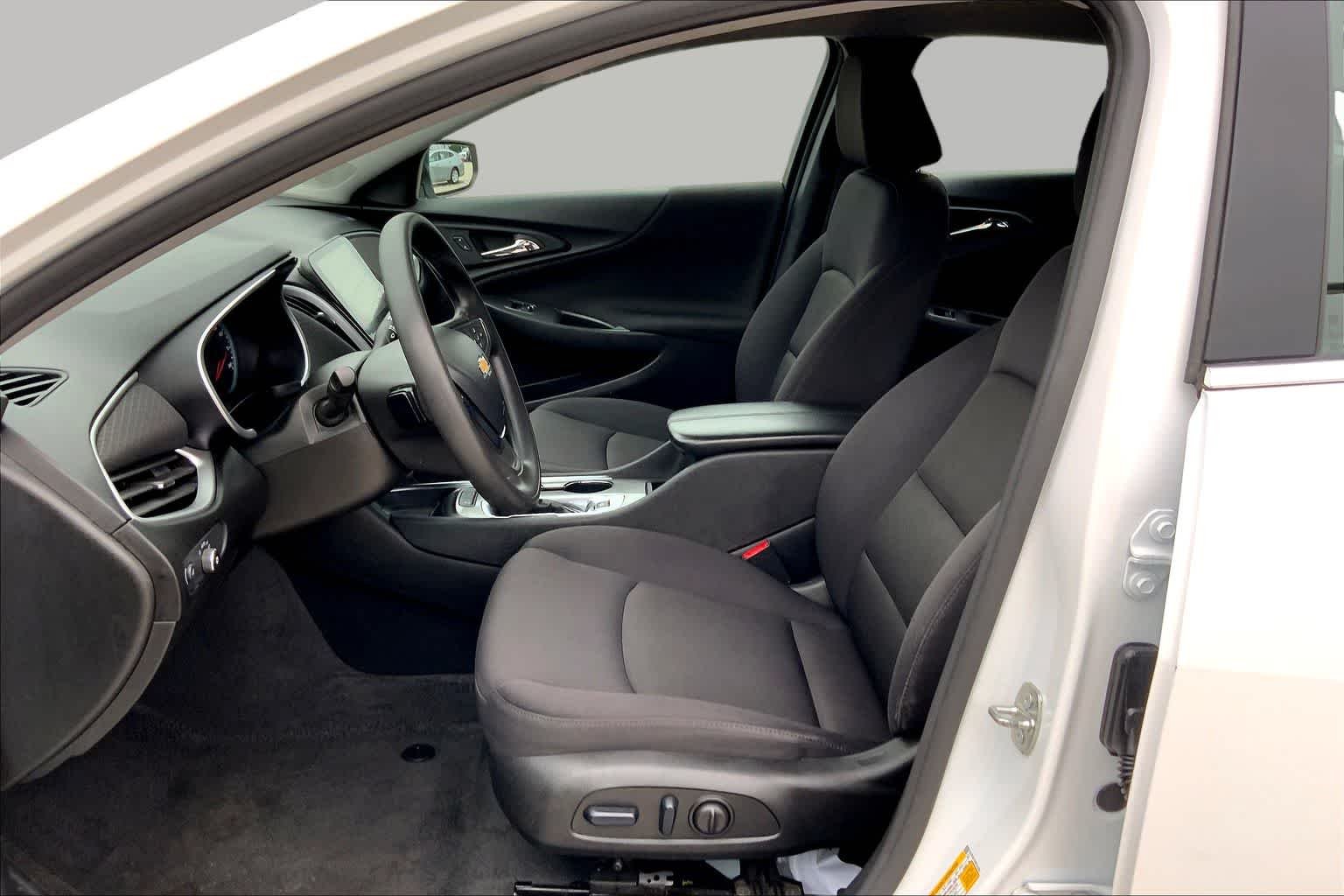 Used 2024 Summit White Chevrolet LT image 8