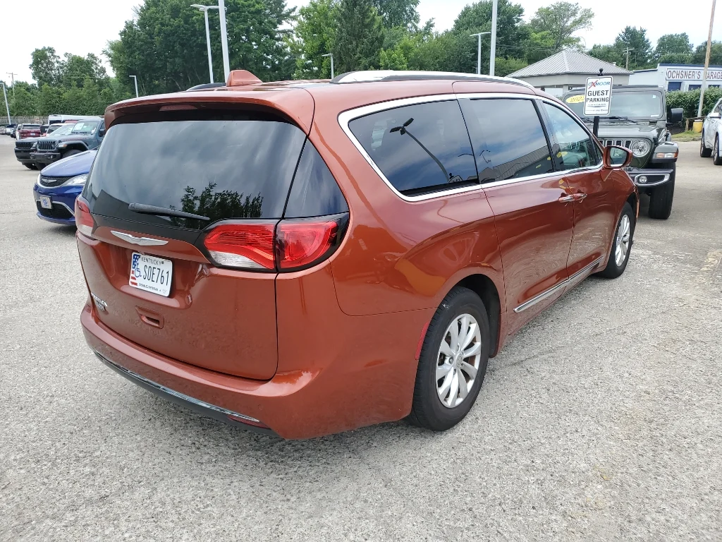 Used 2018 Copper Pearlcoat Chrysler Touring L Plus image 4