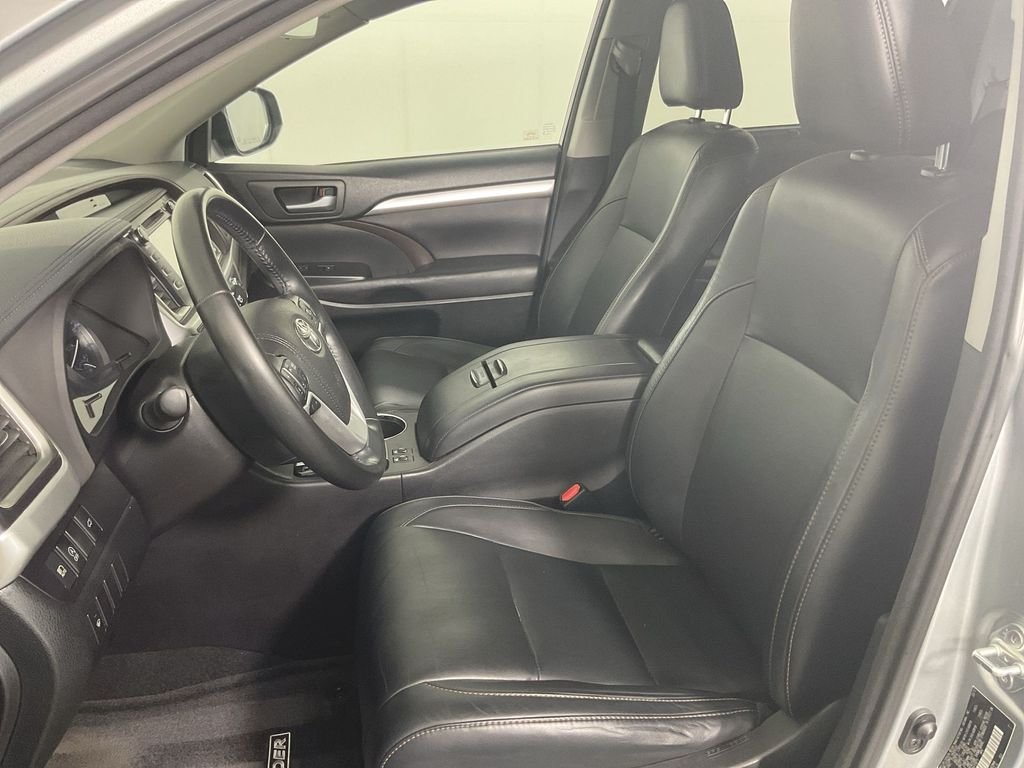 Used 2017 Silver Toyota XLE image 22
