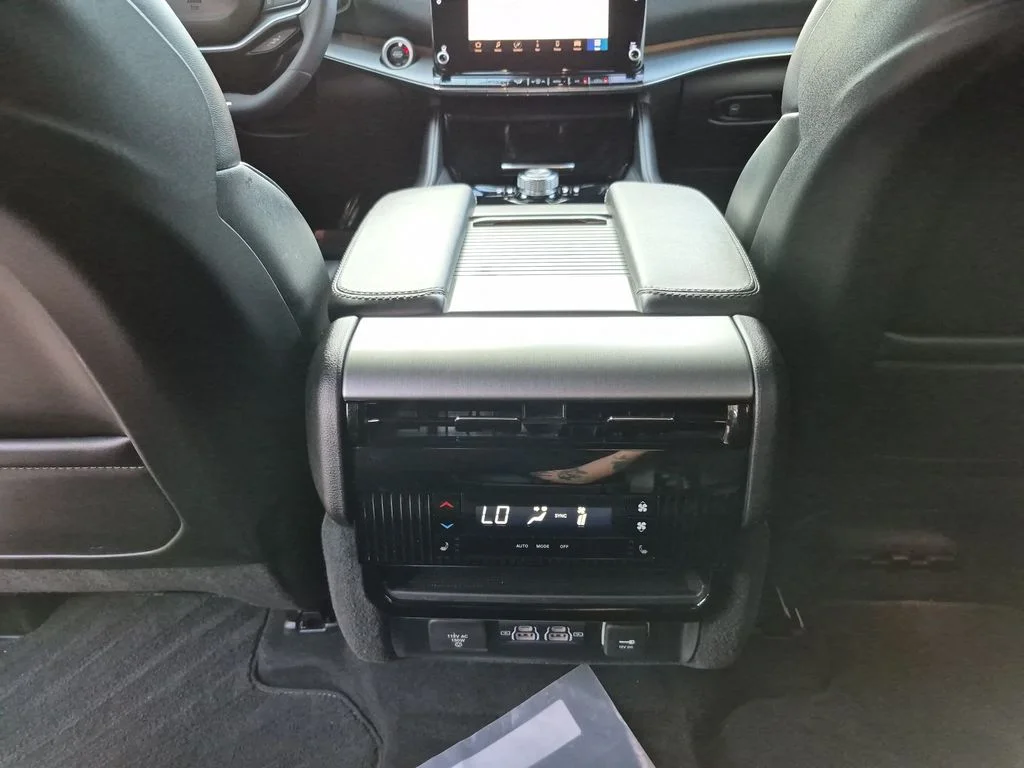 Used 2023 White Jeep Base image 34