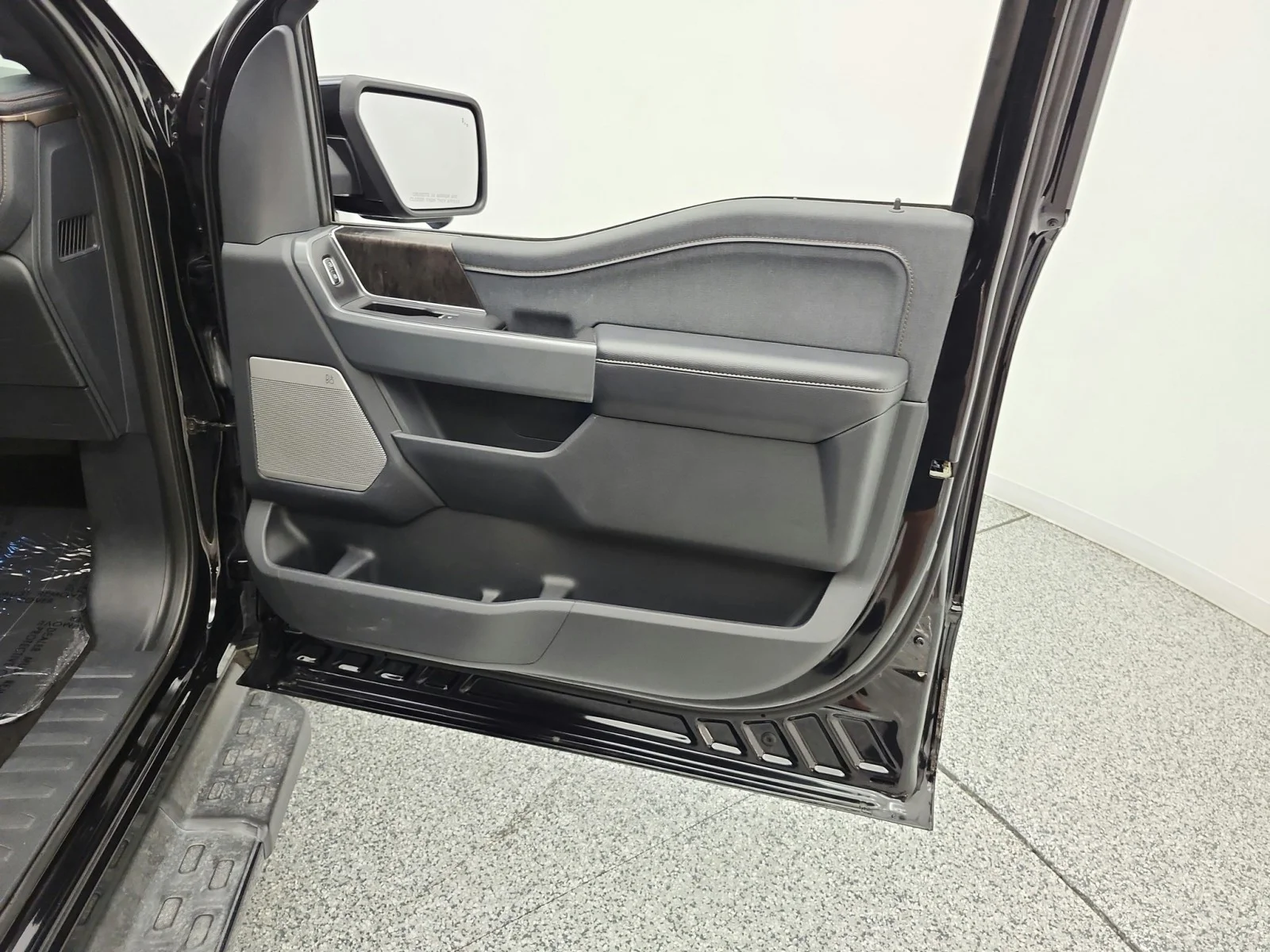 Used 2022 Agate Black Metallic Ford LARIAT image 20