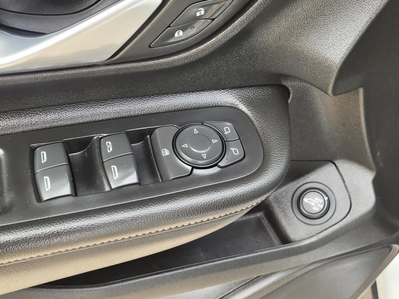 Used 2022 Summit White GMC SLE image 22