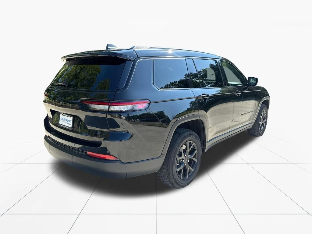 Used 2025 Diamond Black Jeep Altitude X image 8