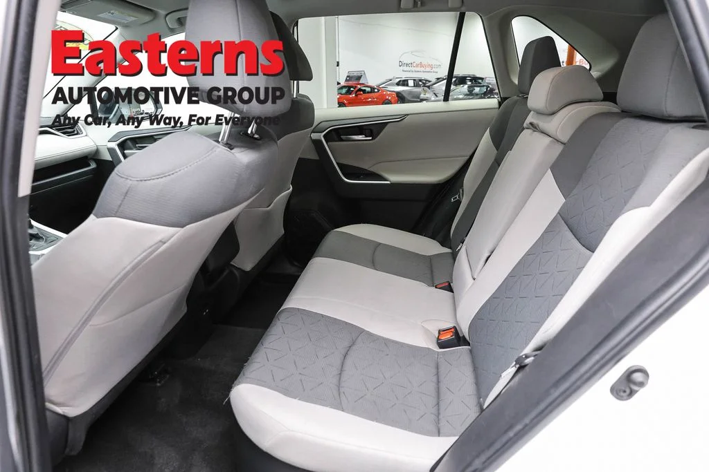 Used 2022 White Toyota XLE image 21