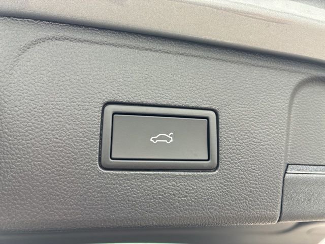 New 2026 Silver Mist Volkswagen 2.0T SE w/Technology image 5
