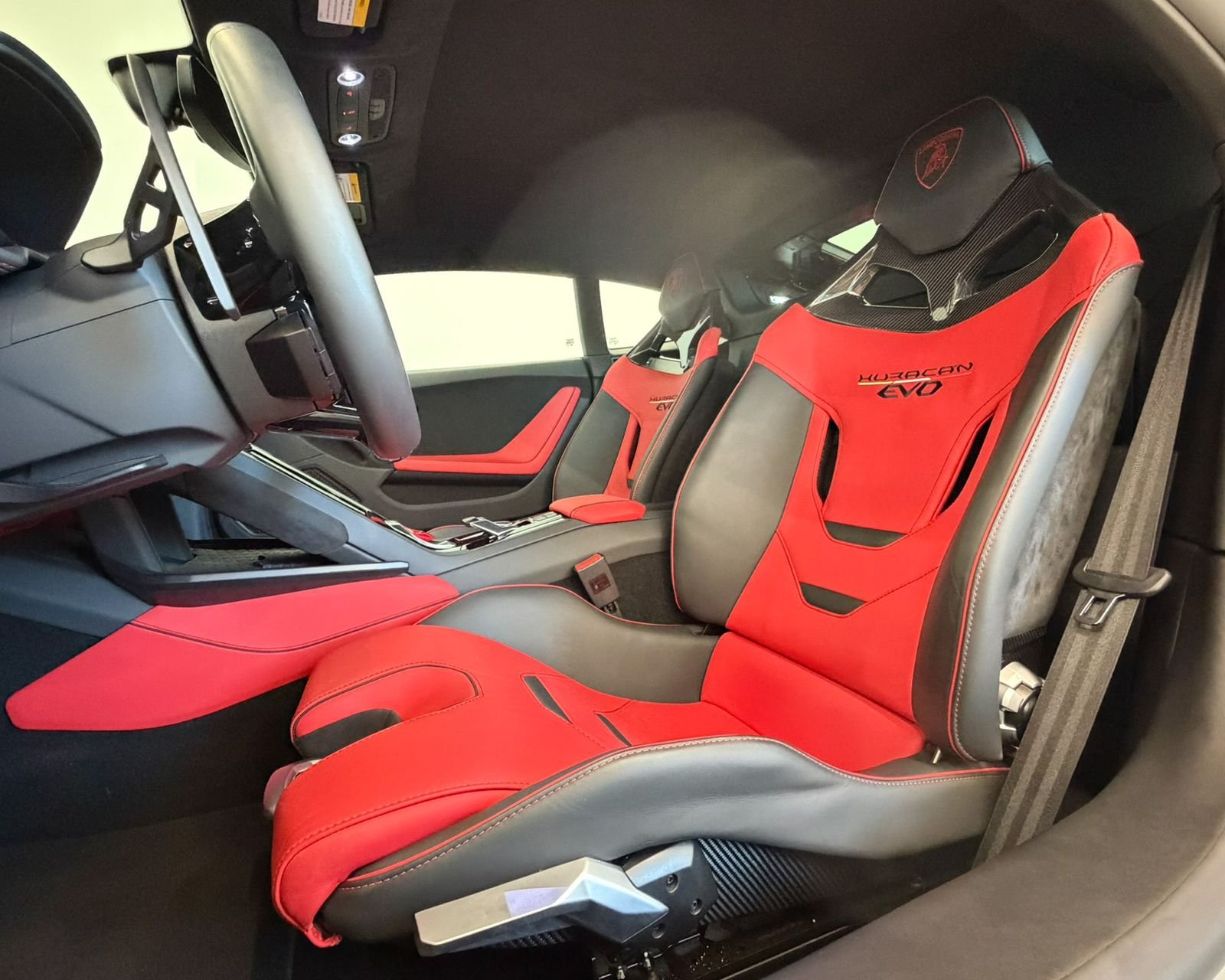 Used 2022  Lamborghini Base image 13
