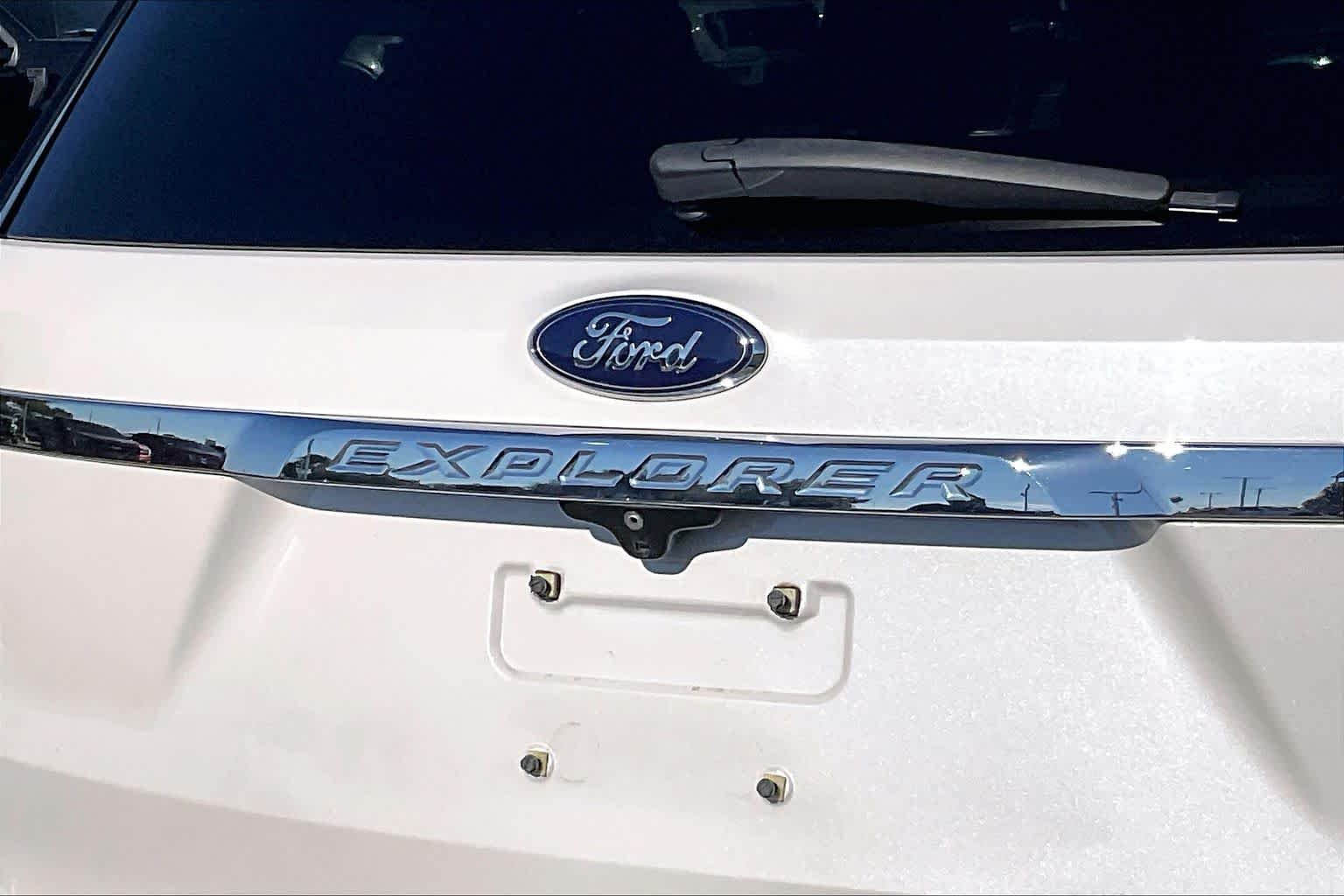 Used 2017 White Platinum Metallic Tri-Coat Ford XLT image 26