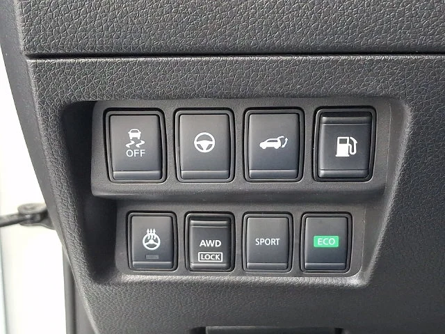 Used 2020 White Nissan SV image 26