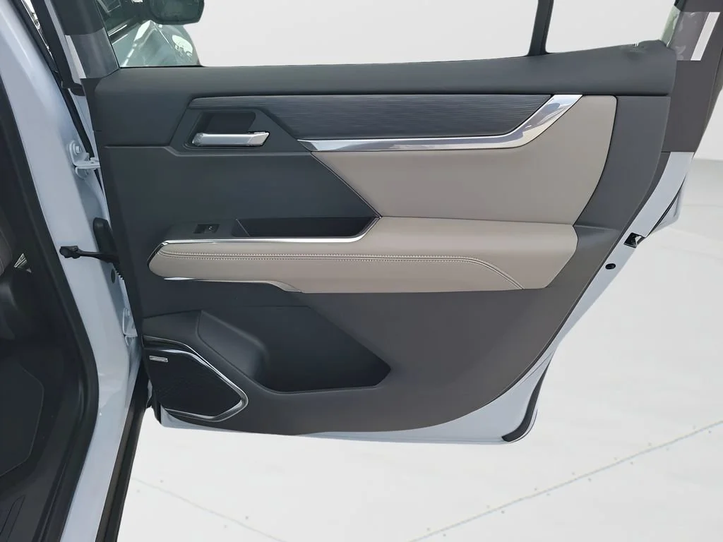 New 2026 Glacier White Tricoat GMC Elevation image 44