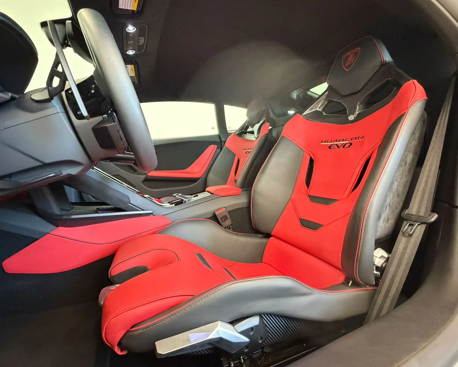 Used 2022  Lamborghini Base image 13